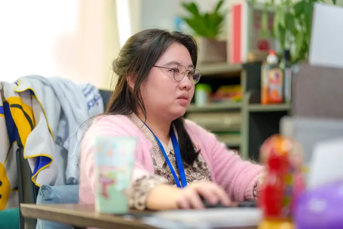 Stockoems sourcing support team member at work